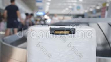 机场行李带背景下旅客行李箱的特写。